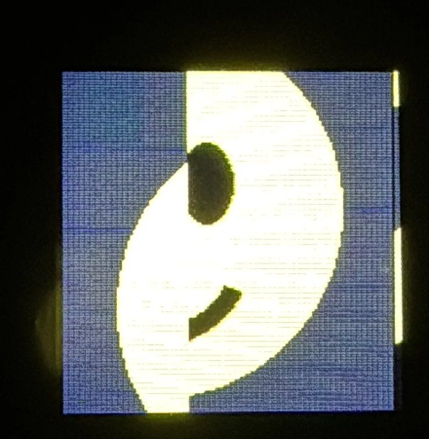Smiley na telinha partido por uma costura vertical, com as duas metades desencontradas