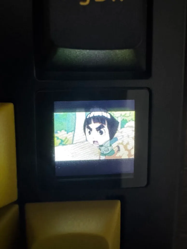 Rock Lee chibi inteiro e reconhecível na telinha do teclado