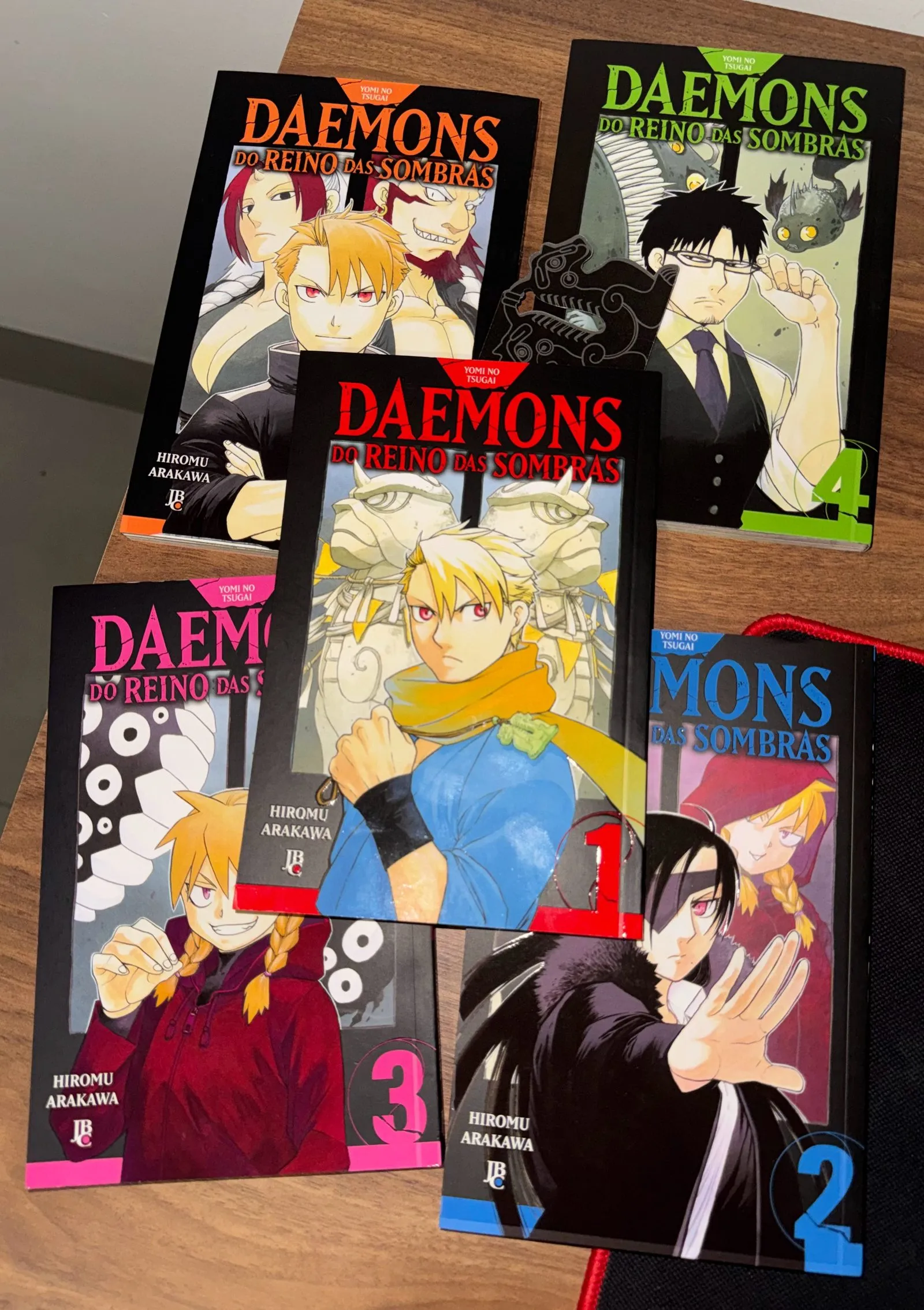 Cinco volumes de Daemons do Reino das Sombras sobre a mesa